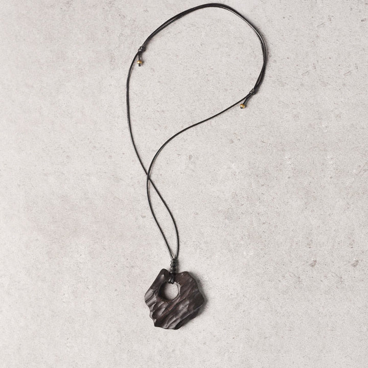 Collier pendentif en bois d'ébène avec Buddha Stones, forme creuse irrégulière, équilibre de la paix