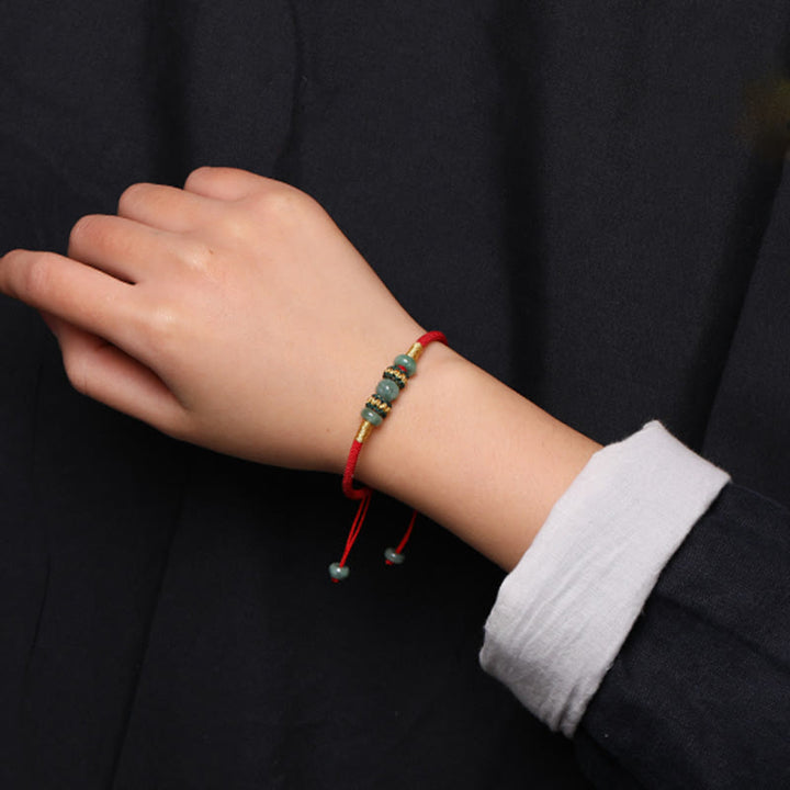 Bracelet en corde rouge avec perles de boulier en jade et Buddha Stones