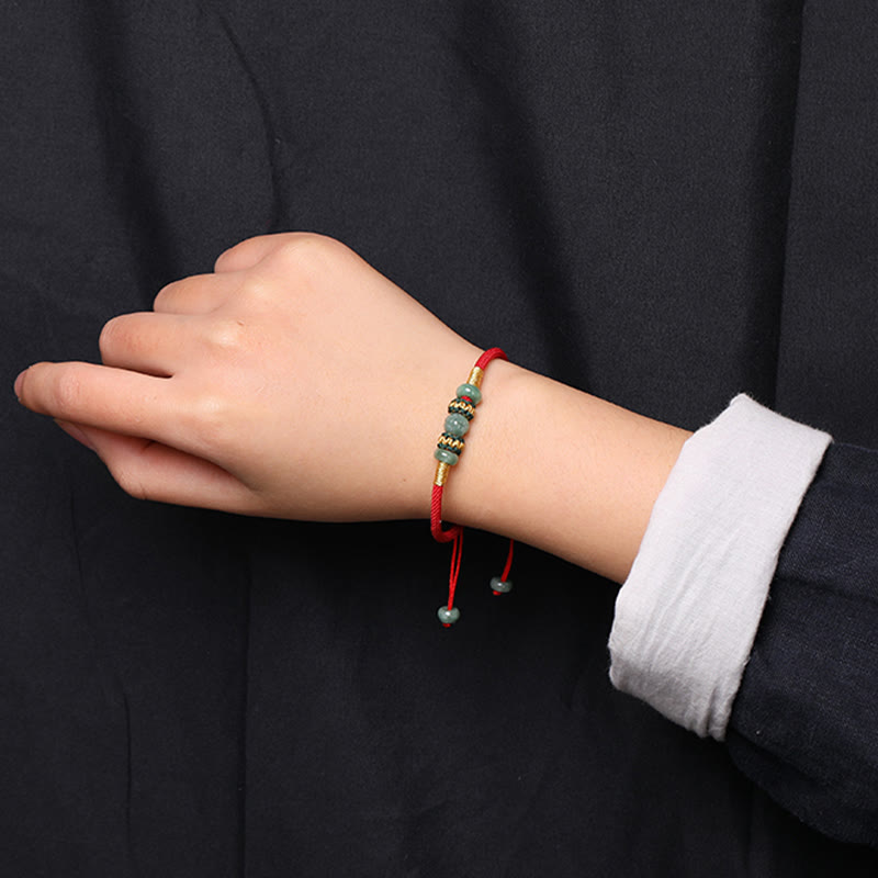 Bracelet en corde rouge avec perles de boulier en jade et Buddha Stones