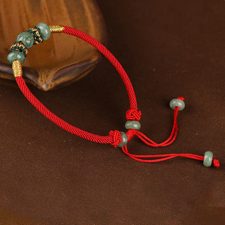 Bracelet en corde rouge avec perles de boulier en jade et Buddha Stones