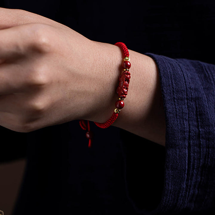 Bracelet tressé en corde rouge avec poignée en cinabre Ruyi et personnage Fu PiXiu fait à la main en Buddha Stones - image 18