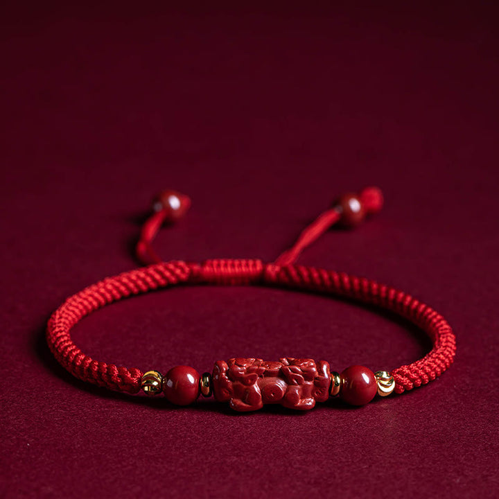 Bracelet tressé en corde rouge avec poignée en cinabre Ruyi et personnage Fu PiXiu fait à la main en Buddha Stones - Cinabre PiXiu (tour de poignet : 14-20 cm) - image 15