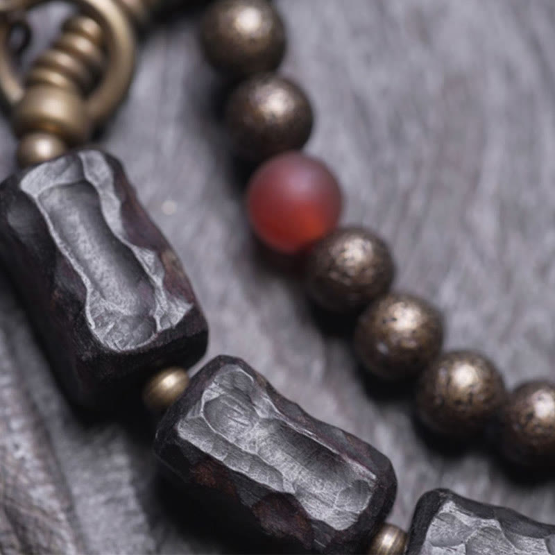 Bracelet double tour en Buddha Stones, bois d'ébène, cuivre, laiton, agate rouge, paix
