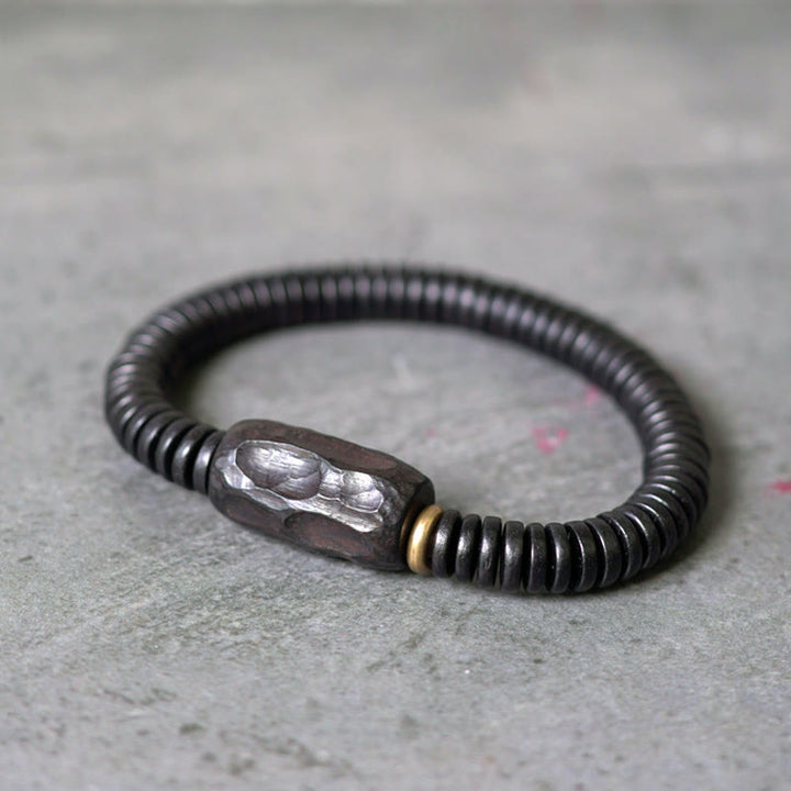 Bracelet d'équilibre troué en bois d'ébène et cuivre et laiton avec Buddha Stones