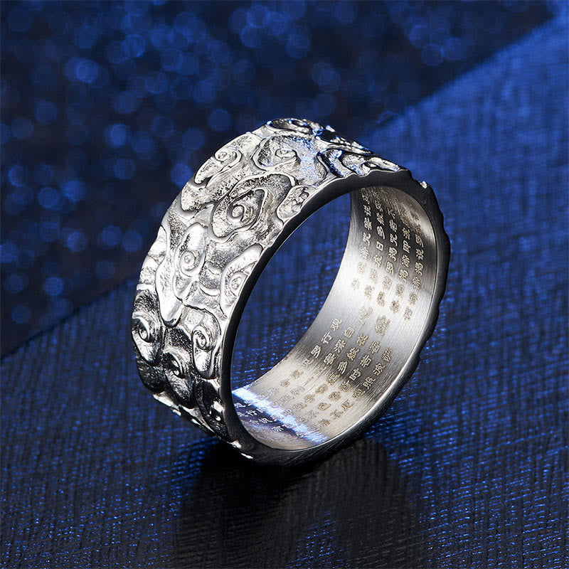 Bague calme en acier titane avec motif de cœur gravé et nuages de bon augure en Buddha Stones
