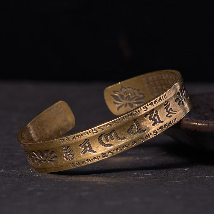 Bracelet manchette en cuivre et Buddha Stones avec six mots vrais « om mani padme hum » et « sūtra du cœur » en forme de lotus