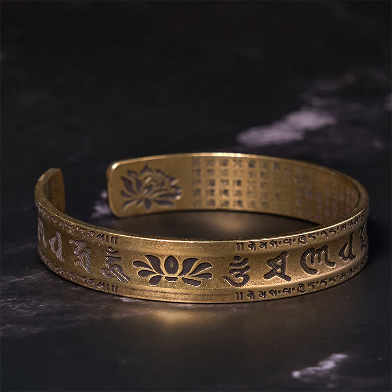 Bracelet manchette en cuivre et Buddha Stones avec six mots vrais « om mani padme hum » et « sūtra du cœur » en forme de lotus