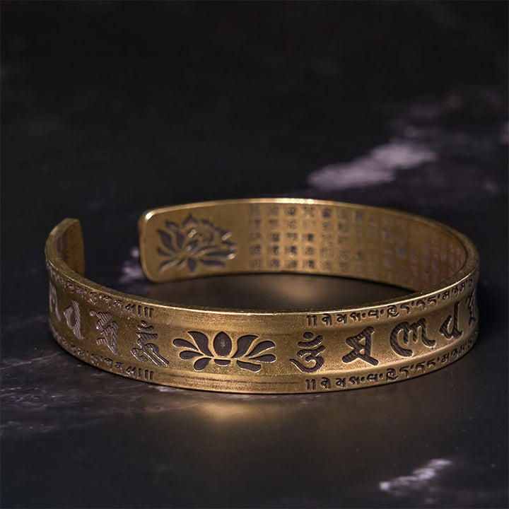 Bracelet manchette en cuivre et Buddha Stones avec six mots vrais « om mani padme hum » et « sūtra du cœur » en forme de lotus