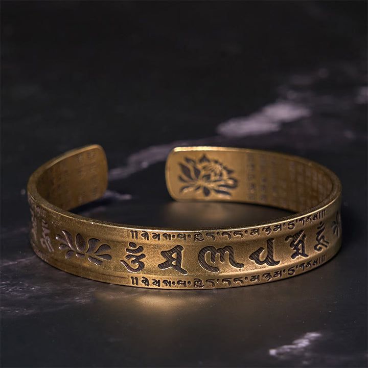 Bracelet manchette en cuivre et Buddha Stones avec six mots vrais « om mani padme hum » et « sūtra du cœur » en forme de lotus