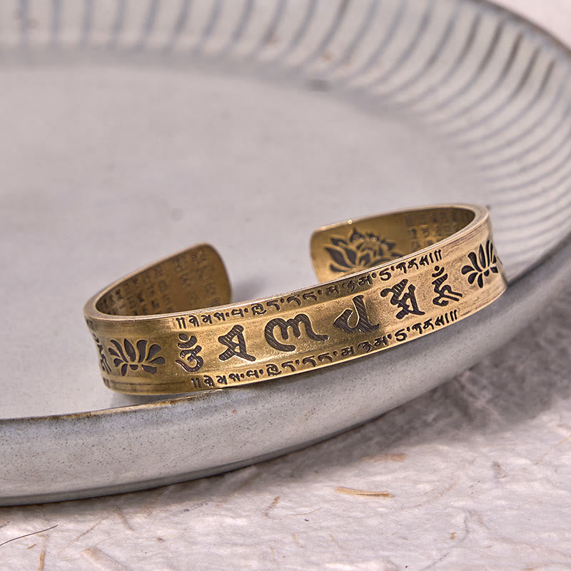 Bracelet manchette en cuivre et Buddha Stones avec six mots vrais « om mani padme hum » et « sūtra du cœur » en forme de lotus
