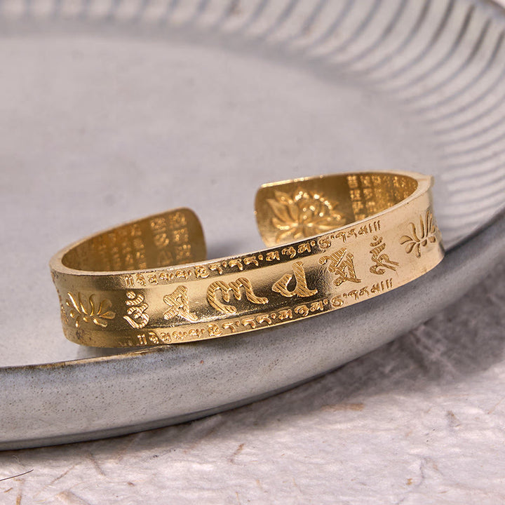Bracelet manchette en cuivre et Buddha Stones avec six mots vrais « om mani padme hum » et « sūtra du cœur » en forme de lotus