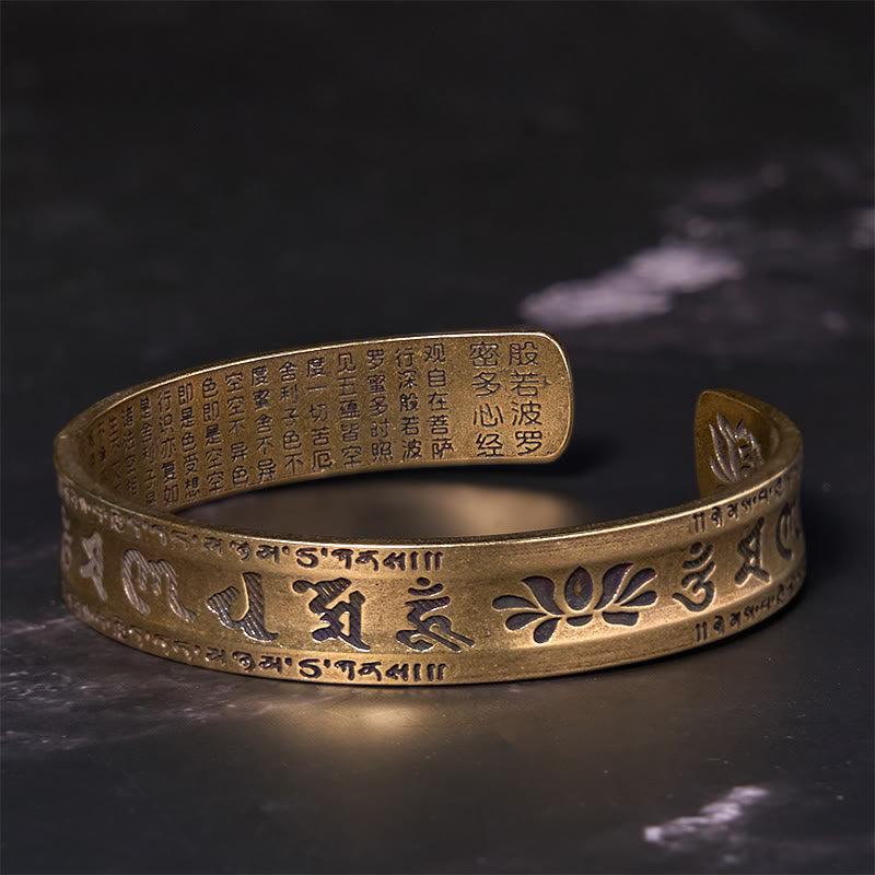 Bracelet manchette en cuivre et Buddha Stones avec six mots vrais « om mani padme hum » et « sūtra du cœur » en forme de lotus