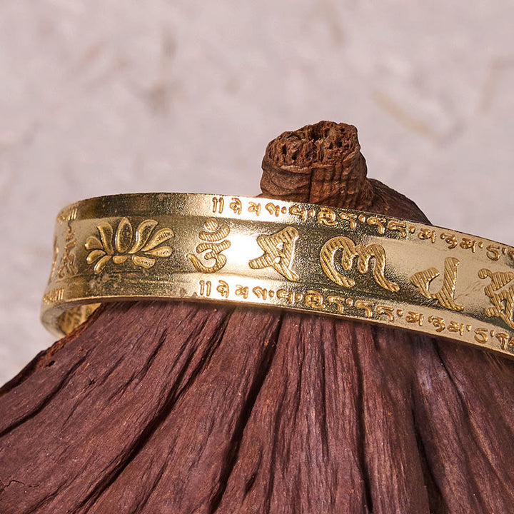 Bracelet manchette en cuivre et Buddha Stones avec six mots vrais « om mani padme hum » et « sūtra du cœur » en forme de lotus