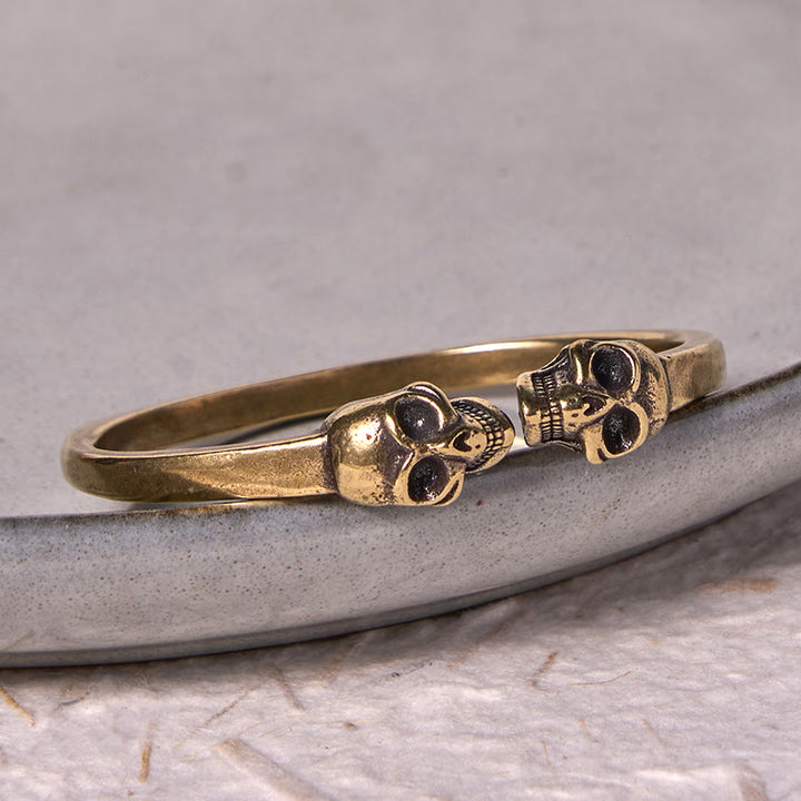 Bracelet manchette en cuivre et laiton avec double tête de mort et Buddha Stones Le Seigneur de la forêt des cadavres
