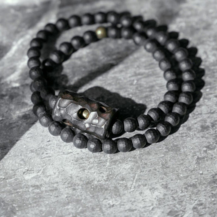 Bracelet de protection double tour en onyx noir et ébène avec surface taillée givrée et Buddha Stones