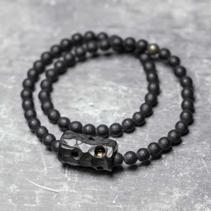 Bracelet de protection double tour en onyx noir et ébène avec surface taillée givrée et Buddha Stones