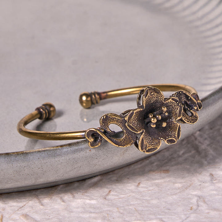 Bracelet manchette de guérison porte-bonheur en cuivre et laiton avec Buddha Stones et fleurs et feuilles