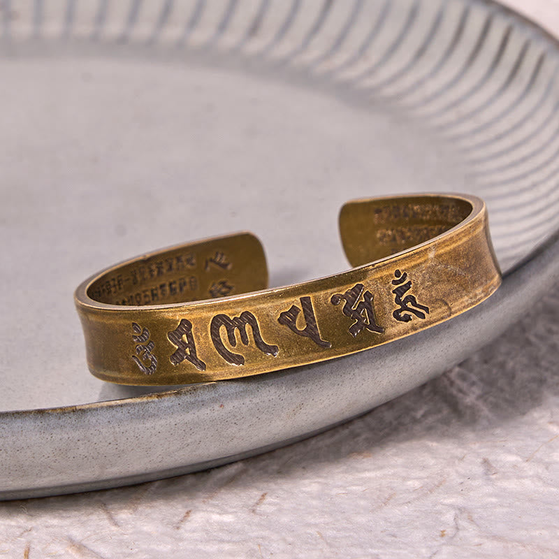 Bracelet manchette en cuivre et laiton Buddha Stones les six mots véritables « om mani padme hum » du Sutra du cœur