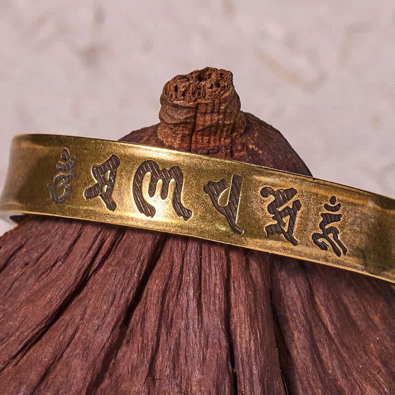 Bracelet manchette en cuivre et laiton Buddha Stones les six mots véritables « om mani padme hum » du Sutra du cœur