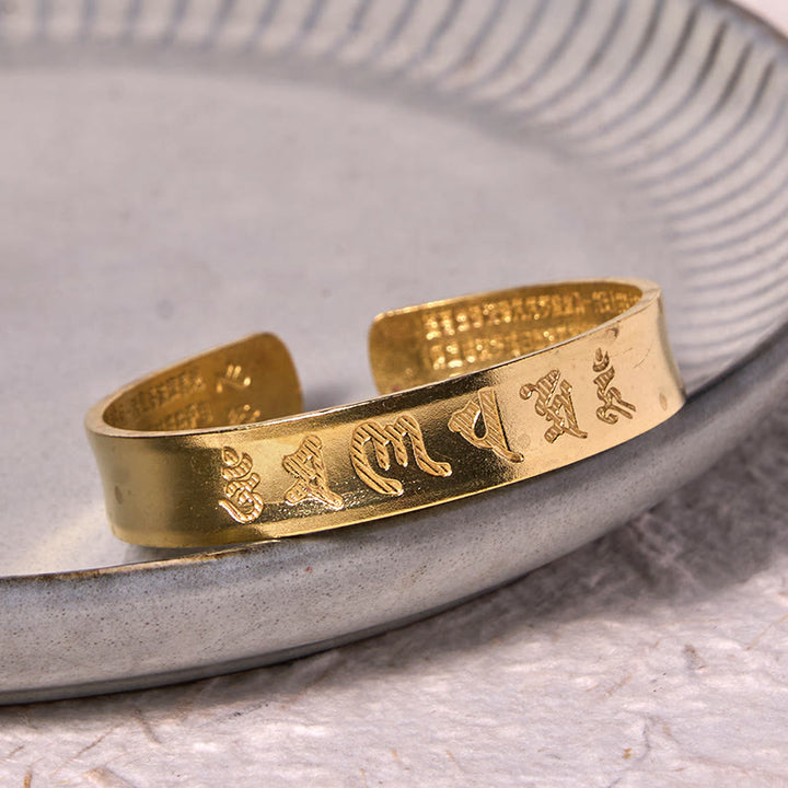 Bracelet manchette en cuivre et laiton Buddha Stones les six mots véritables « om mani padme hum » du Sutra du cœur