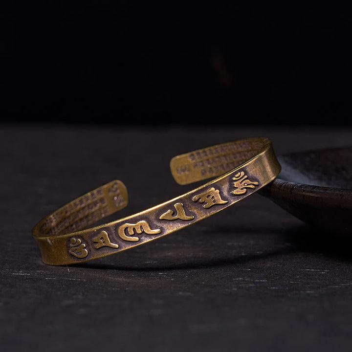 Bracelet manchette en cuivre et laiton Buddha Stones les six mots véritables « Om Mani Padme Hum » du Sutra du cœur