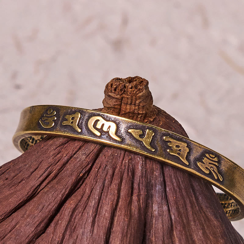Bracelet manchette en cuivre et laiton Buddha Stones les six mots véritables « Om Mani Padme Hum » du Sutra du cœur