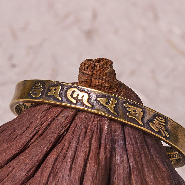 Bracelet manchette en cuivre et laiton Buddha Stones les six mots véritables « Om Mani Padme Hum » du Sutra du cœur