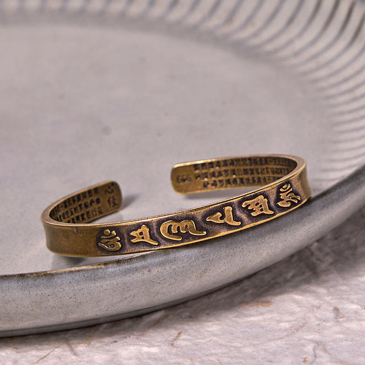 Bracelet manchette en cuivre et laiton Buddha Stones les six mots véritables « Om Mani Padme Hum » du Sutra du cœur