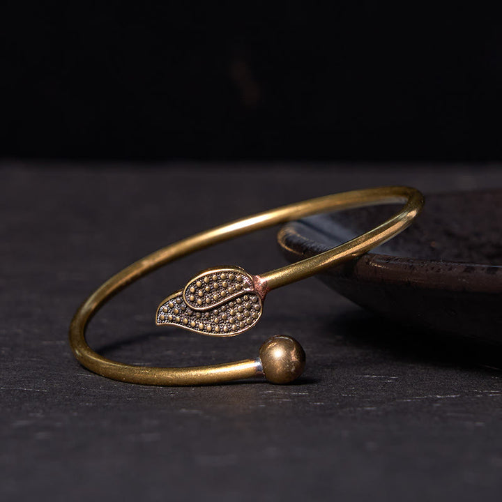 Bracelet manchette en cuivre et laiton avec perles en forme de feuille et Buddha Stones