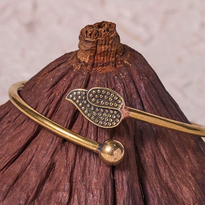 Bracelet manchette en cuivre et laiton avec perles en forme de feuille et Buddha Stones
