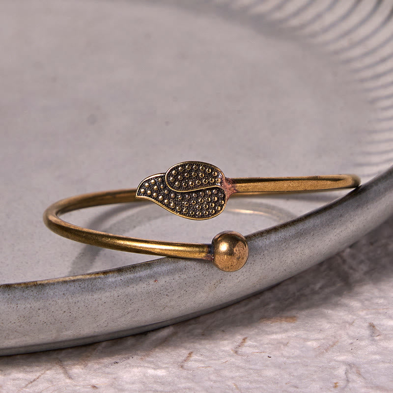 Bracelet manchette en cuivre et laiton avec perles en forme de feuille et Buddha Stones
