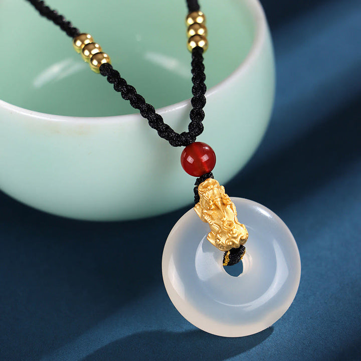 Buddha Stones pendentif fortune PiXiu en argent sterling 999 avec boucle de paix en agate blanche et onyx noir - Agate blanche en argent sterling 999 et or PiXiu (longueur : environ 36 cm) - image 9