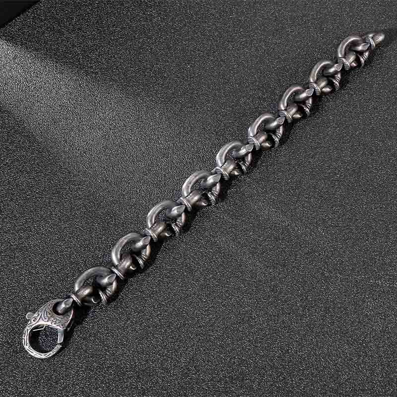 Bracelet porte-bonheur en acier titane avec rivets carrés et Buddha Stones