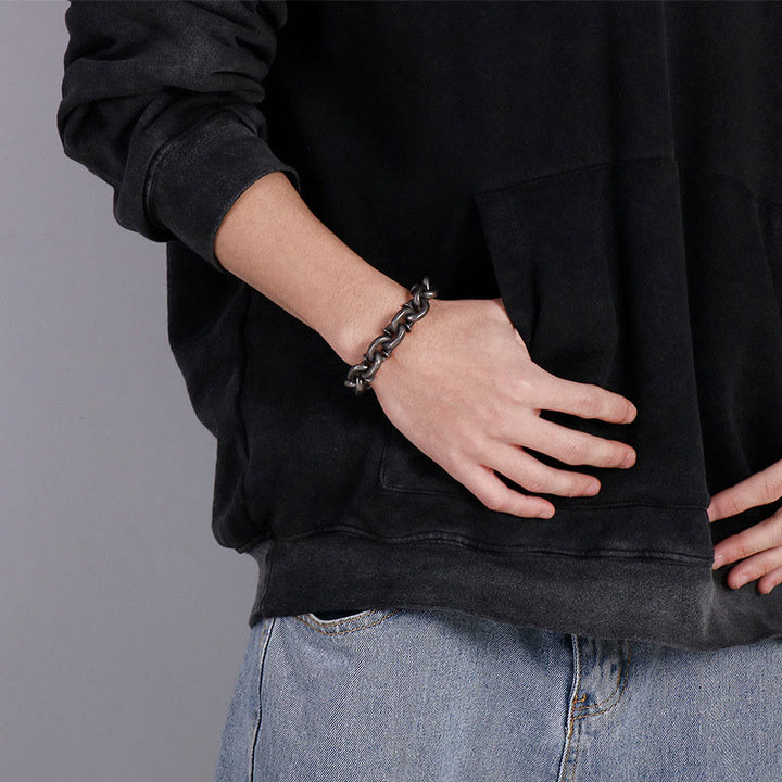 Bracelet porte-bonheur en acier titane avec rivets carrés et Buddha Stones