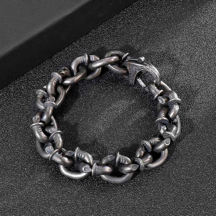 Bracelet porte-bonheur en acier titane avec rivets carrés et Buddha Stones
