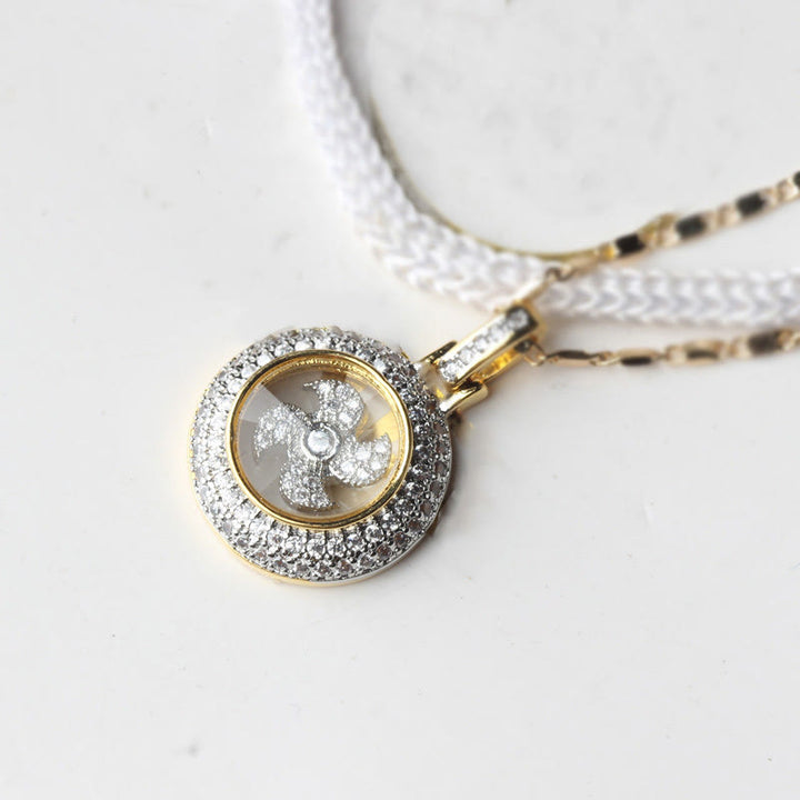 Collier pendentif rotatif en cuivre plaqué or et laiton avec moulin à vent et balance Fu
