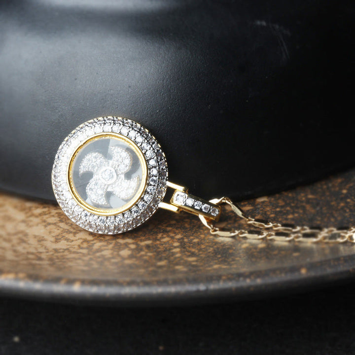 Collier pendentif rotatif en cuivre plaqué or et laiton avec moulin à vent et balance Fu