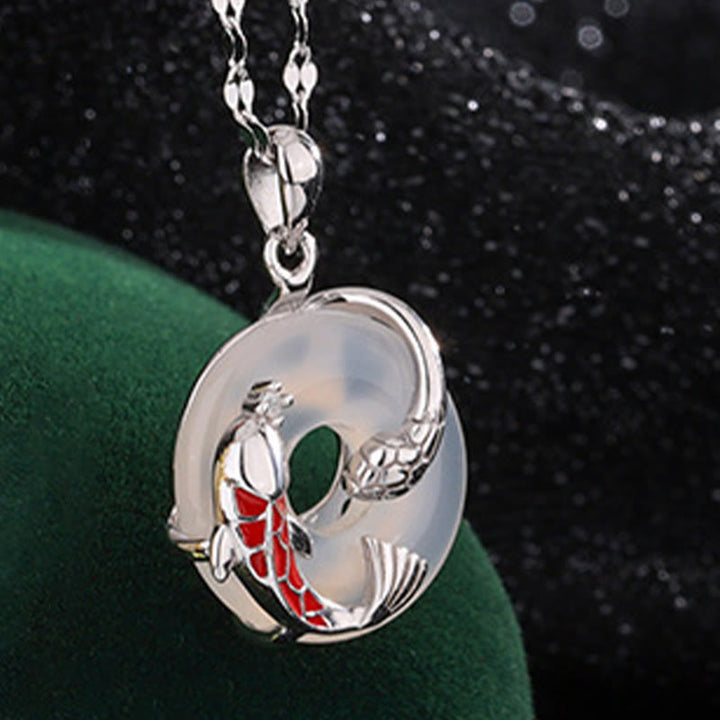 Collier pendentif positif en argent sterling 999 avec boucle de paix en calcédoine et pierres de Buddha Stones Koi Fish Année du serpent