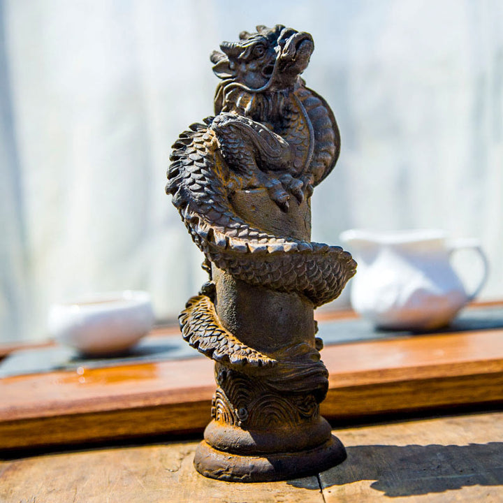 Statue de Buddha Stones faite à la main en forme de dragon volant autour du pilier en poudre de fer et de rouille en résine moulée pour décoration de la maison