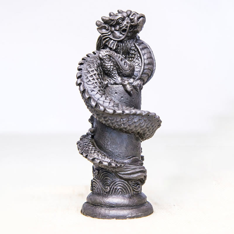 Statue de Buddha Stones faite à la main en forme de dragon volant autour du pilier en poudre de fer et de rouille en résine moulée pour décoration de la maison