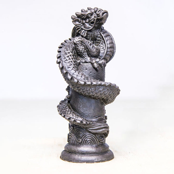 Statue de Buddha Stones faite à la main en forme de dragon volant autour du pilier en poudre de fer et de rouille en résine moulée pour décoration de la maison