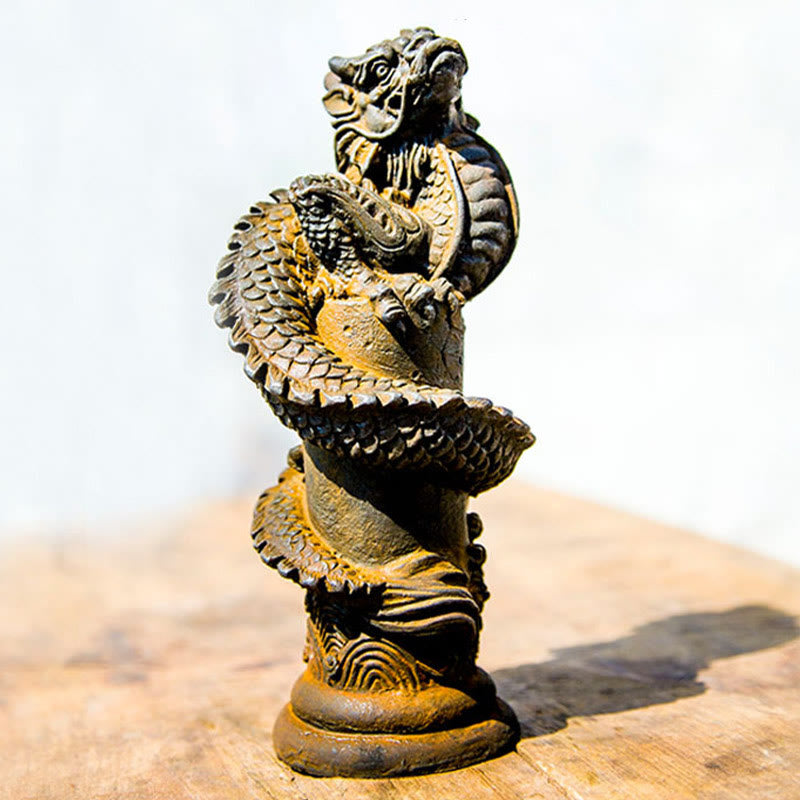 Statue de Buddha Stones faite à la main en forme de dragon volant autour du pilier en poudre de fer et de rouille en résine moulée pour décoration de la maison