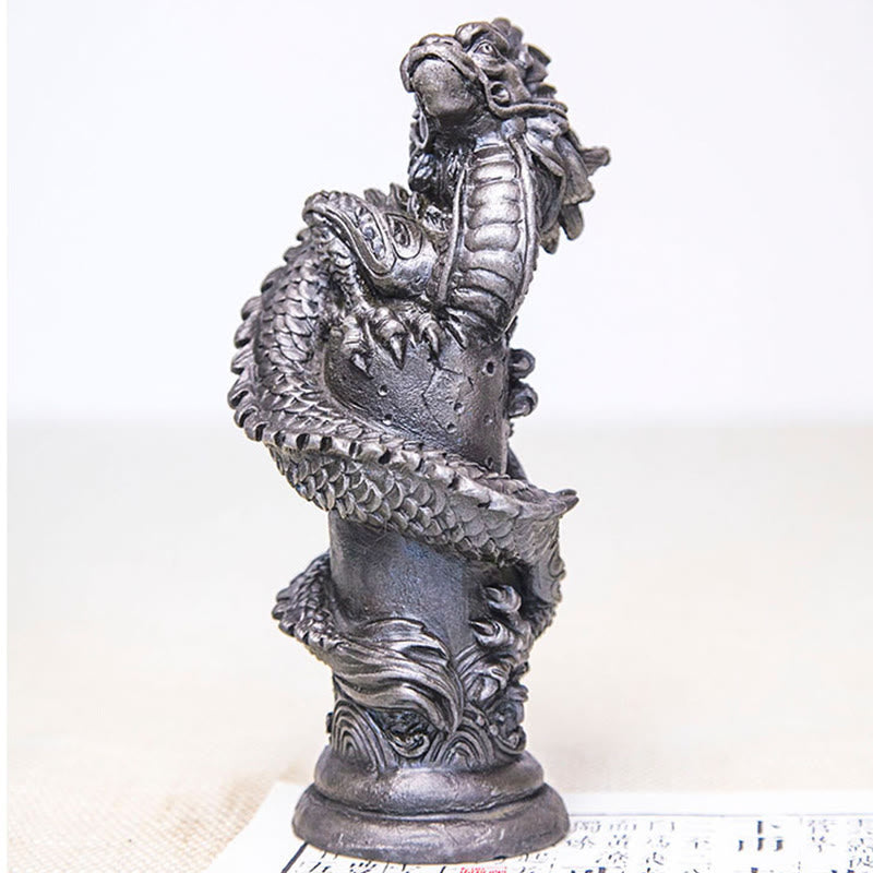 Statue de Buddha Stones faite à la main en forme de dragon volant autour du pilier en poudre de fer et de rouille en résine moulée pour décoration de la maison