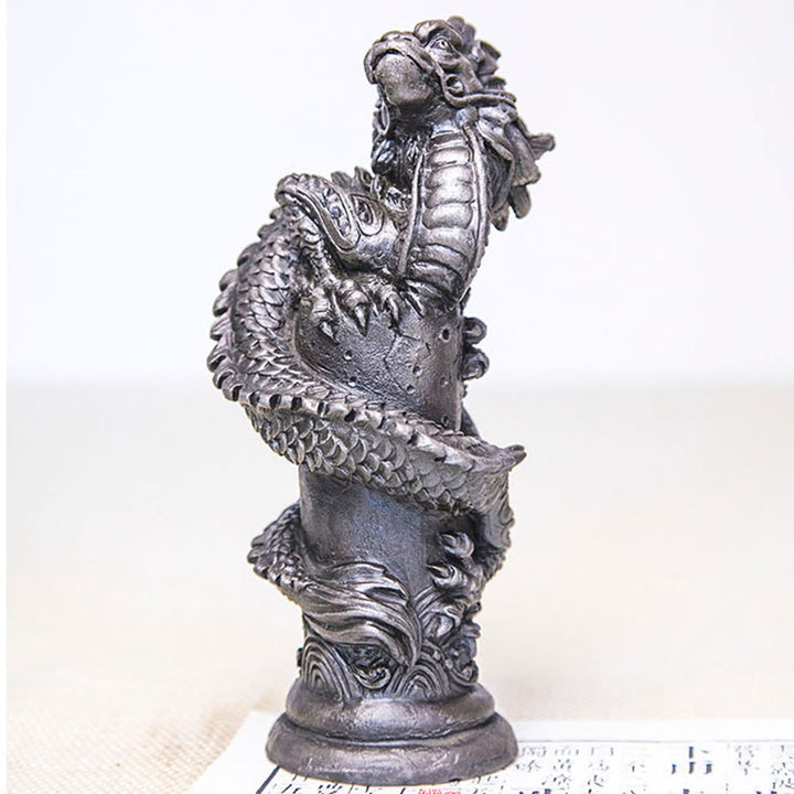 Statue de Buddha Stones faite à la main en forme de dragon volant autour du pilier en poudre de fer et de rouille en résine moulée pour décoration de la maison