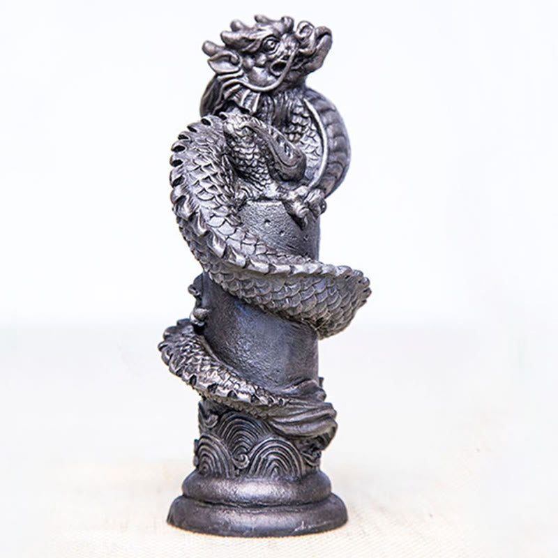 Statue de Buddha Stones faite à la main en forme de dragon volant autour du pilier en poudre de fer et de rouille en résine moulée pour décoration de la maison