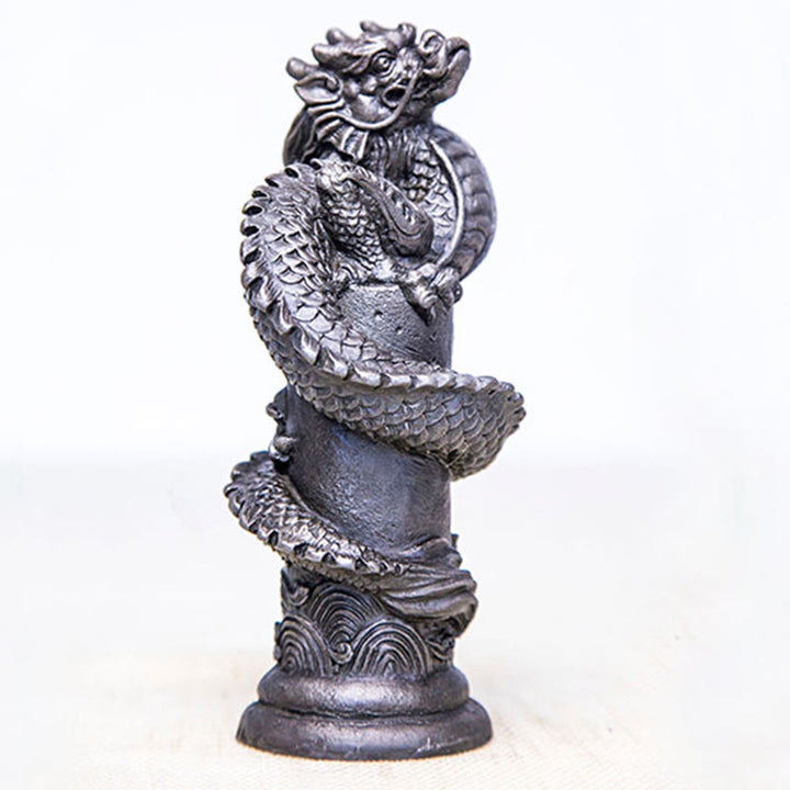 Statue de Buddha Stones faite à la main en forme de dragon volant autour du pilier en poudre de fer et de rouille en résine moulée pour décoration de la maison