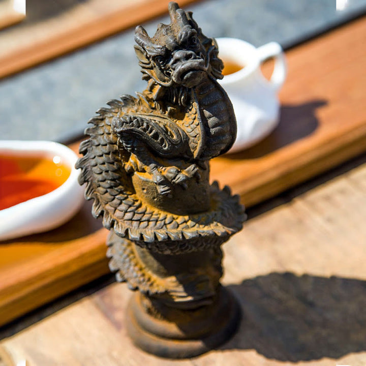 Statue de Buddha Stones faite à la main en forme de dragon volant autour du pilier en poudre de fer et de rouille en résine moulée pour décoration de la maison