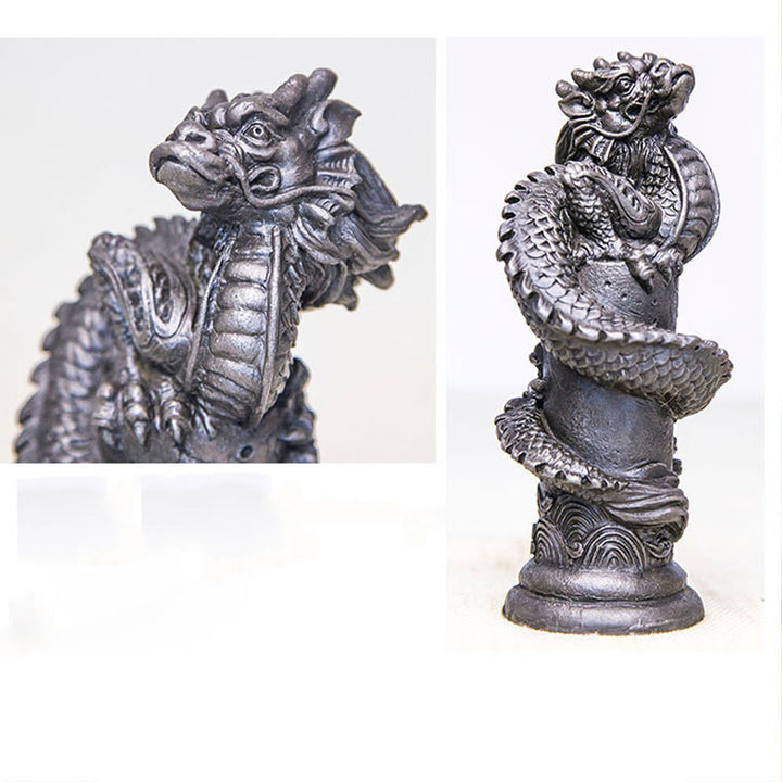 Statue de Buddha Stones faite à la main en forme de dragon volant autour du pilier en poudre de fer et de rouille en résine moulée pour décoration de la maison