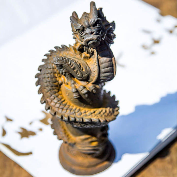 Statue de Buddha Stones faite à la main en forme de dragon volant autour du pilier en poudre de fer et de rouille en résine moulée pour décoration de la maison