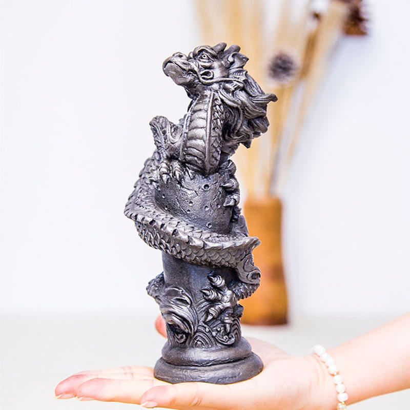 Statue de Buddha Stones faite à la main en forme de dragon volant autour du pilier en poudre de fer et de rouille en résine moulée pour décoration de la maison